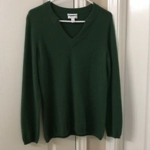 Women’s V-neck 100% cashmere sweater.
